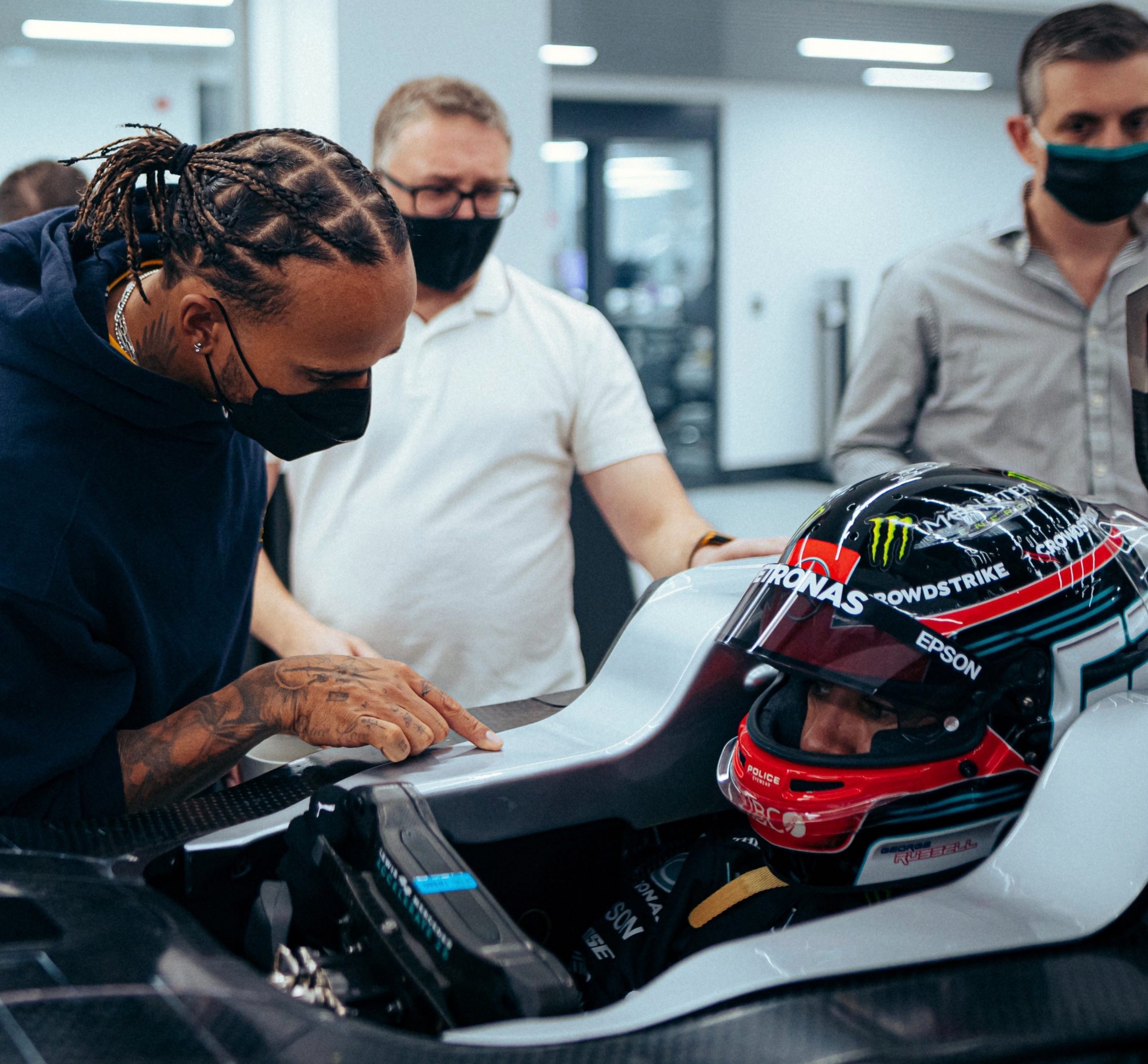 Hamilton accompanies Russell for the fitting of Mercedes W13 seats