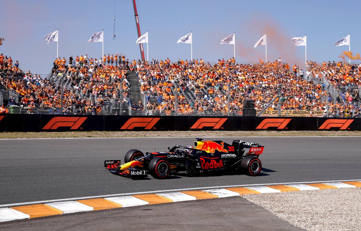 Verstappen wants to avoid “football fans” from taking over in Formula One