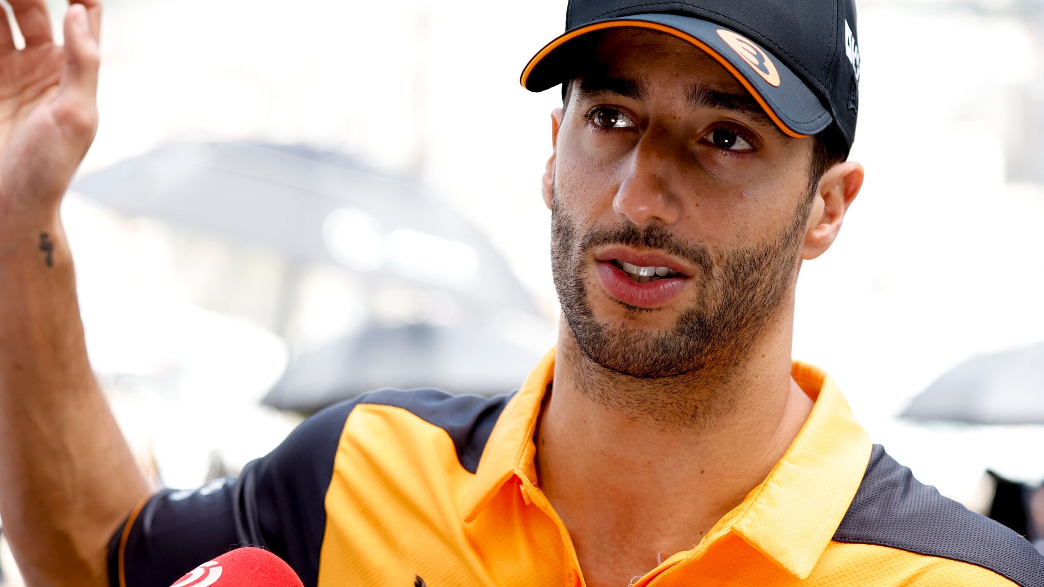 Ricciardo continues his contract extension while his career is unclear