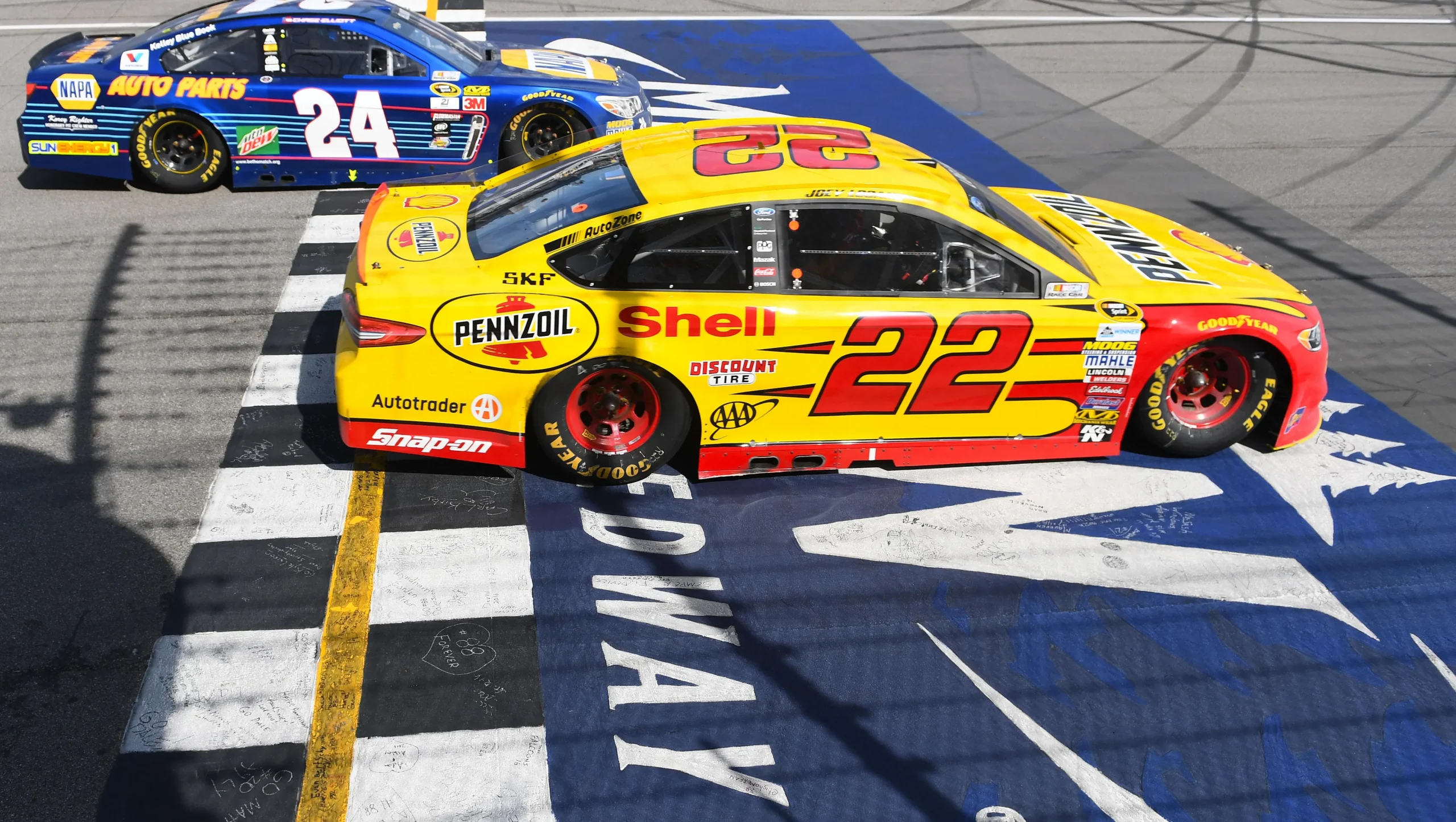 Challenge to the title Joey Logano wins the Phoenix pole in an all-Penske front row