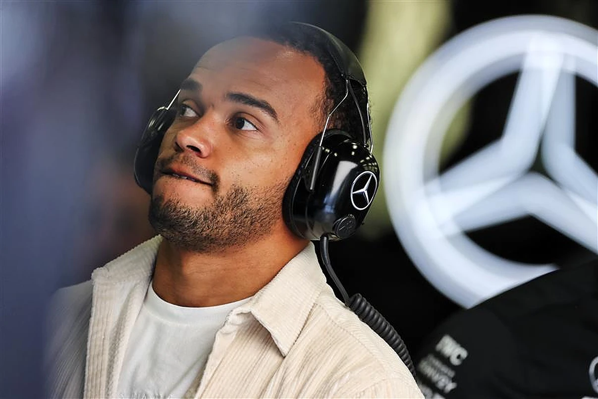 Hamilton is happy to see his disabled brother enjoy the day in the Mercedes F1 simulator